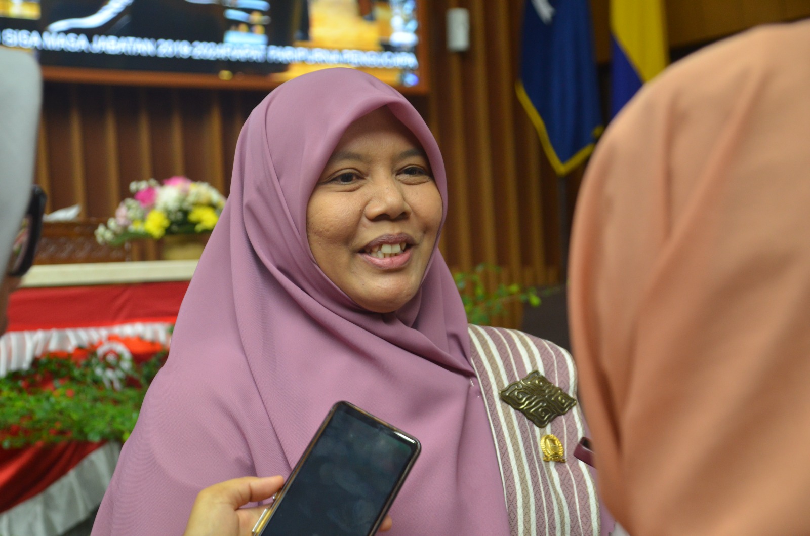 Anggota Pansus 9 Siti Marfuah yang menjelaskan alasan peredaran minol tidak dilarang di Kota Bandung.