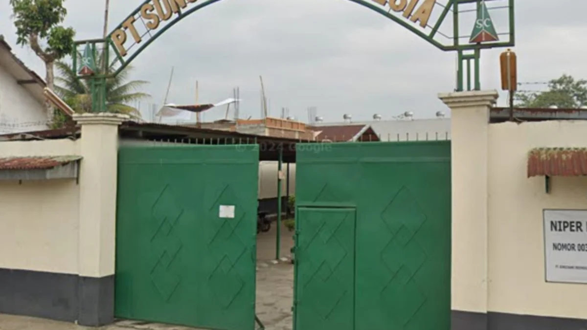 Tampak bagian depan pabrik rambut palsu PT Sung Chang Indonesia yang berada di Neglasai Kecamatan Banjar Kota Banjar. Perusahaan ini bangkrut lantaram sepi orderan. (istimewa)