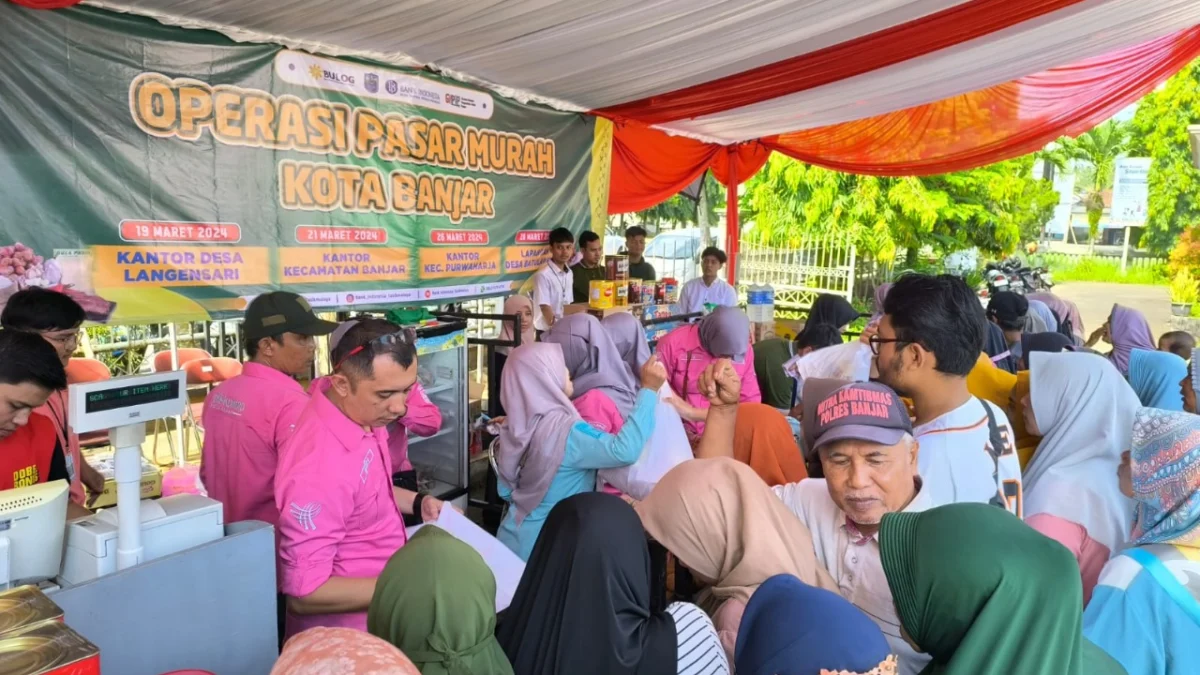 Warga Langensari Kota Banjar antusias belanja di Pasar Murah yang disediakan Dinas KUKMP Kota Banjar, Selasa 19 Maret 2024. (Cecep Herdi/Jabar Ekspres)