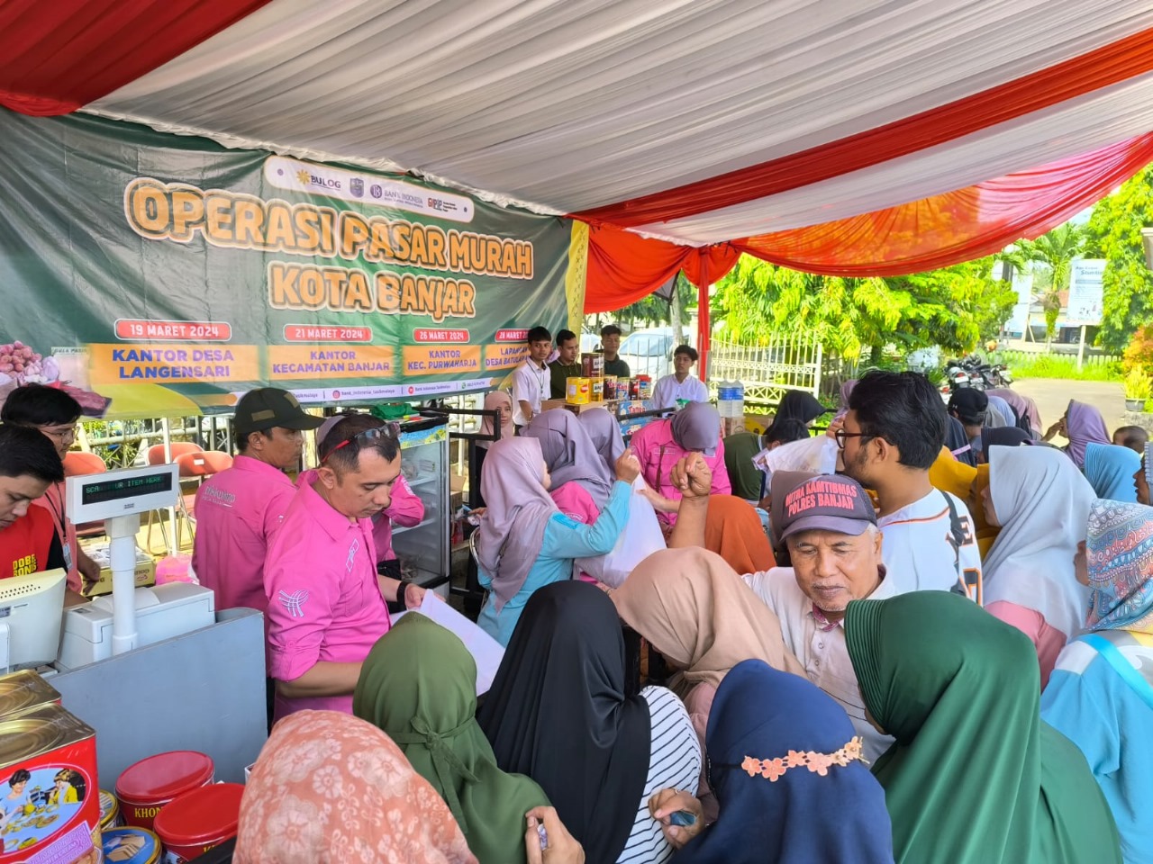Warga Langensari Kota Banjar antusias belanja di Pasar Murah yang disediakan Dinas KUKMP Kota Banjar, Selasa 19 Maret 2024. (Cecep Herdi/Jabar Ekspres)