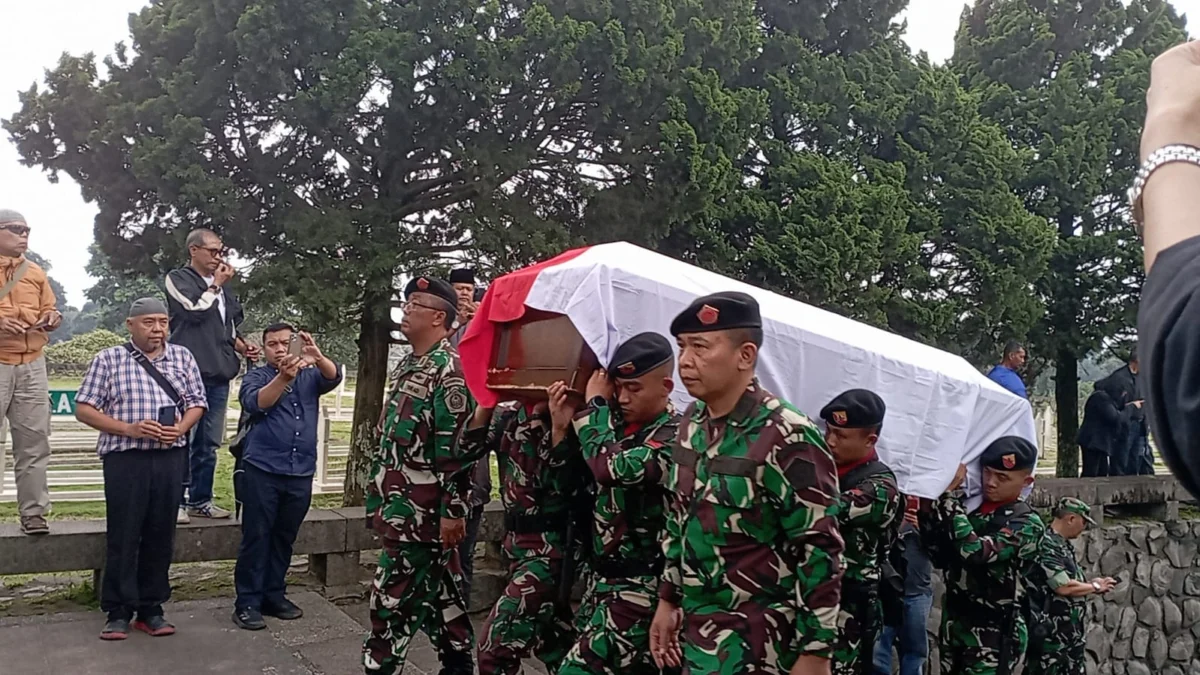 Dok. Proses Pemakaman Letjen TNI (Purn) Solihin GP di TMP Cikutra, Kota Bandung. Selasa (5/3). Foto. Sandi Nugraha