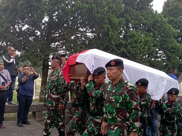 Dok. Proses Pemakaman Letjen TNI (Purn) Solihin GP di TMP Cikutra, Kota Bandung. Selasa (5/3). Foto. Sandi Nugraha