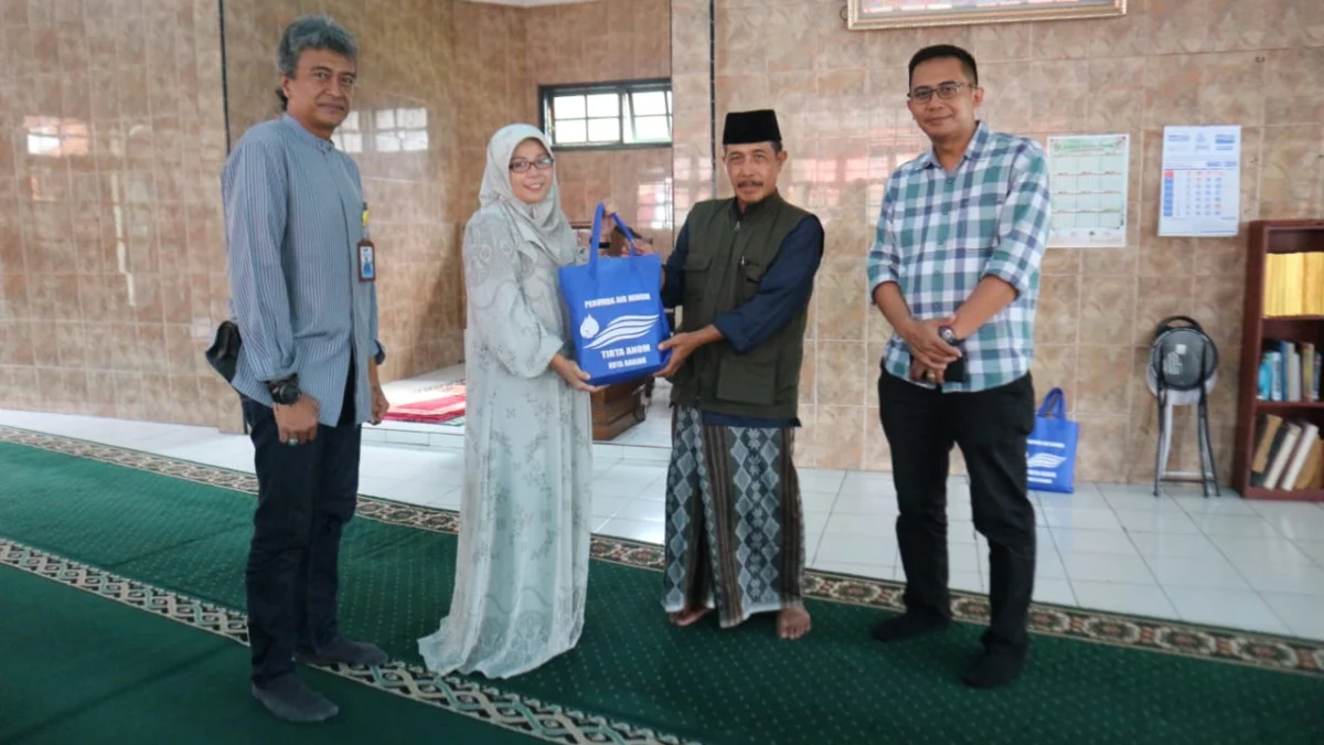 Direktur Perumdam Tirta Anom Kota Banjar E Fitrah Nur Kamilah beserta jajaran memberikan bantuan alat ibadah ke salah satu mesjid di Kota Banjar. (Cecep Herdi/Jabar Ekspres)