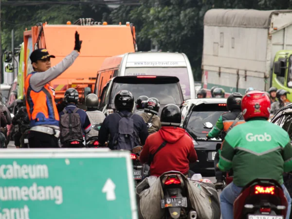 Foto Ilustrasi : Transformasi moda transportasi publik diharapkan mampu melerai kemacetan di Kota Bandung (Pandu Muslim / JE)