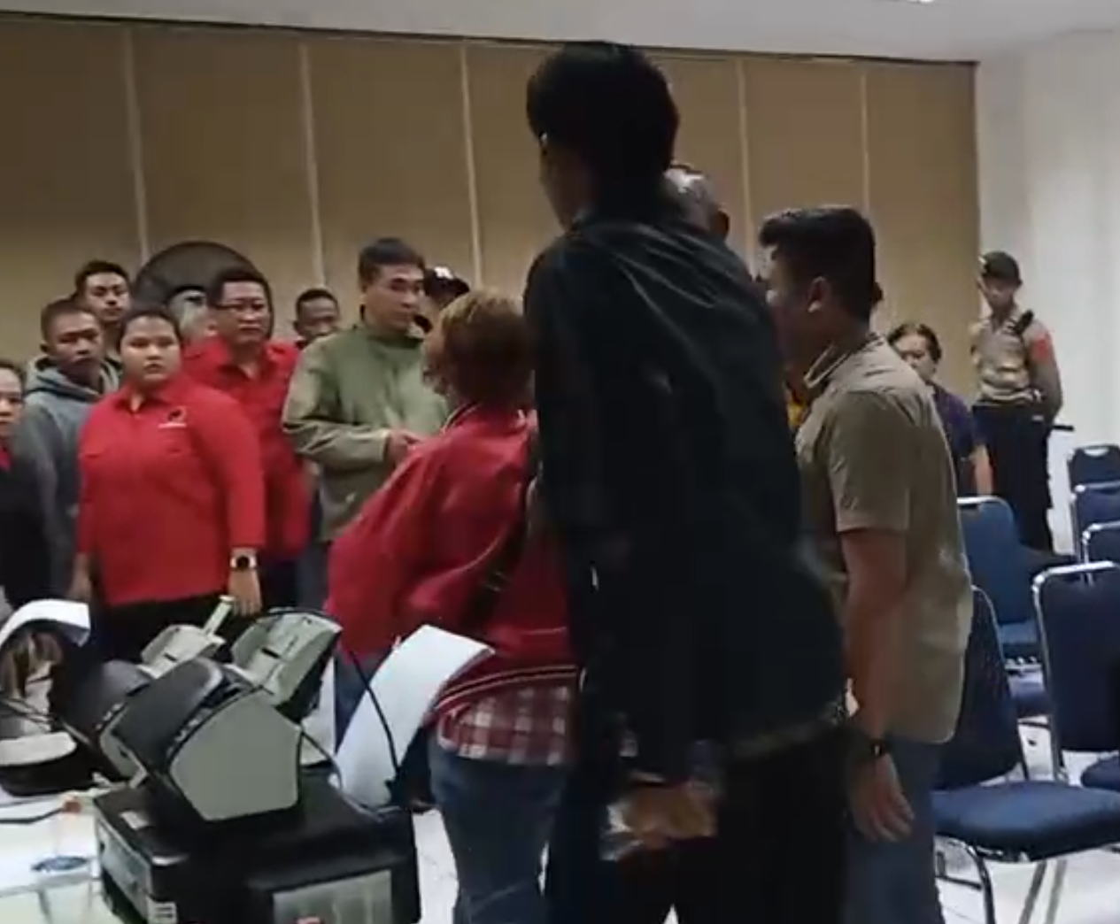 DUGAAN KECURANGAN: Salah satu kader PDIP masuk dan menerobos ke dalam ruang rapat pleno perhitungan suara tingkat Kota Sukabumi, Senin (4/3).