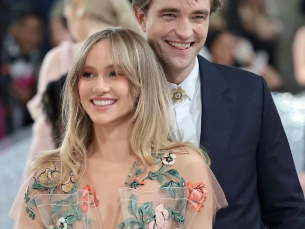 Jarang Terekspos, Robert Pattinson dan Suki Waterhouse Kejutkan Publik dengan Kabar Kelahiran Anak Pertama