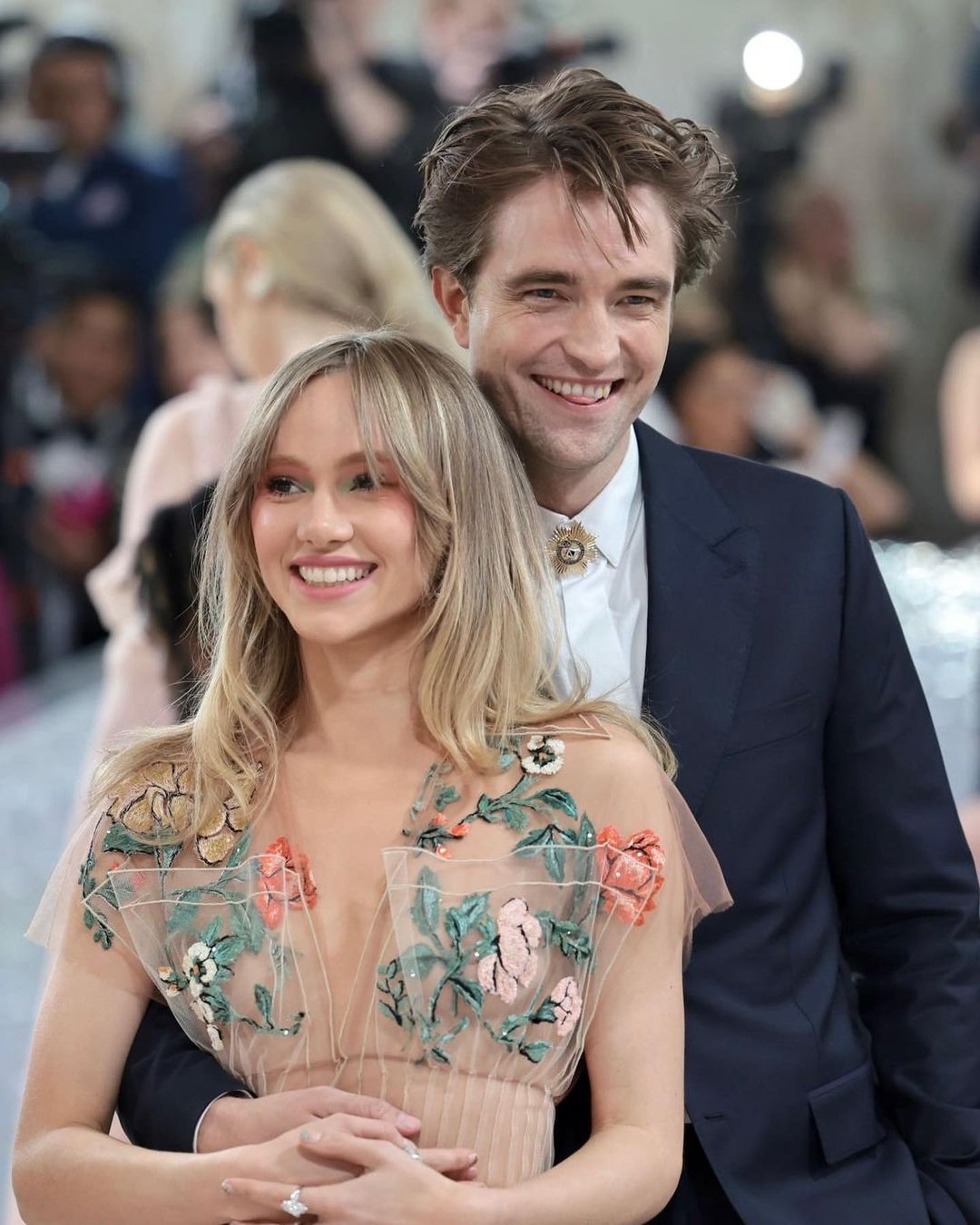 Jarang Terekspos, Robert Pattinson dan Suki Waterhouse Kejutkan Publik dengan Kabar Kelahiran Anak Pertama