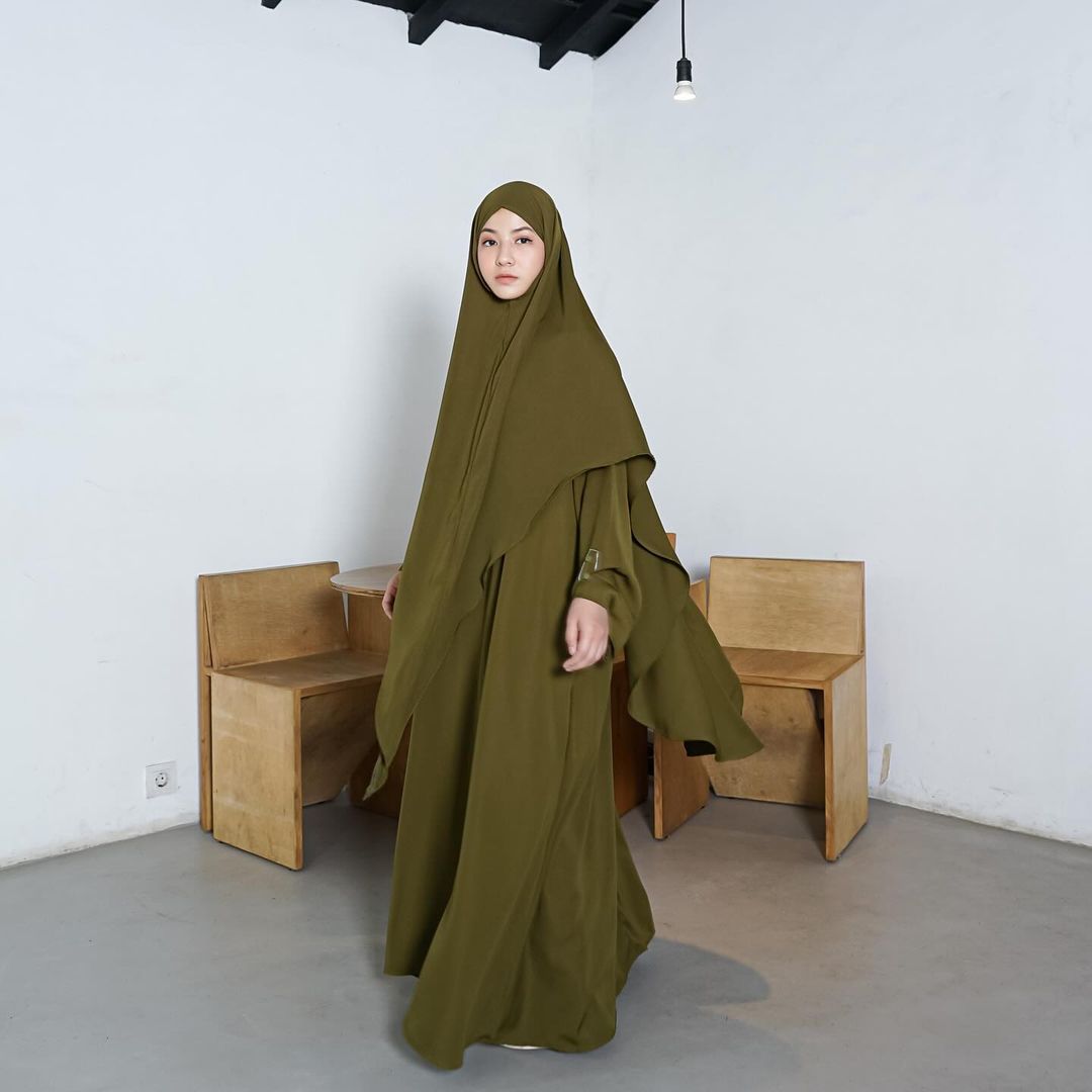 Gaya Busana Syar'i ala Natasha Rizky, Inspirasi Fashion Muslimah yang Modis Bisa Dicoba!