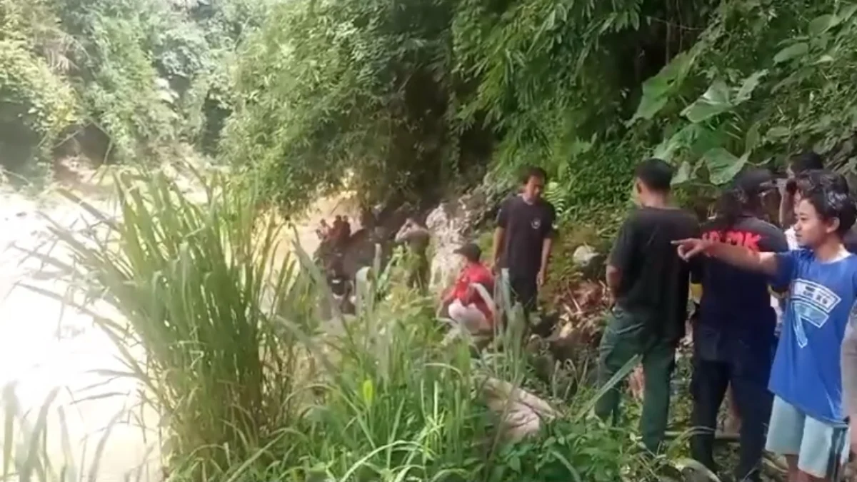 Warga di bantaran sungai daerah Sukabumi mencari korban tenggelam