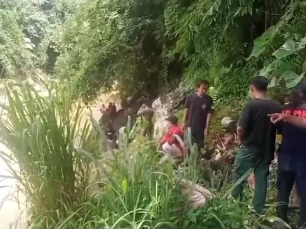 Warga di bantaran sungai daerah Sukabumi mencari korban tenggelam