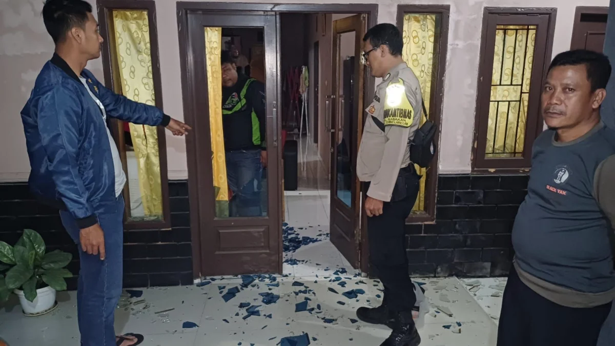 Serpihan kaca pintu berserakan di rumah Ade Badri, Ketua PPK Cibeureum Kota Sukabumi.