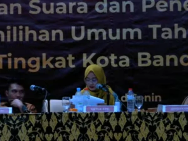 Ketua KPU Kota Bandung Wenti Frihadianti saat membacakan hasil rekapitulasi suara, Senin (4/03) malam.