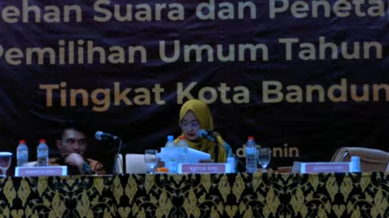 Ketua KPU Kota Bandung Wenti Frihadianti saat membacakan hasil rekapitulasi suara, Senin (4/03) malam.