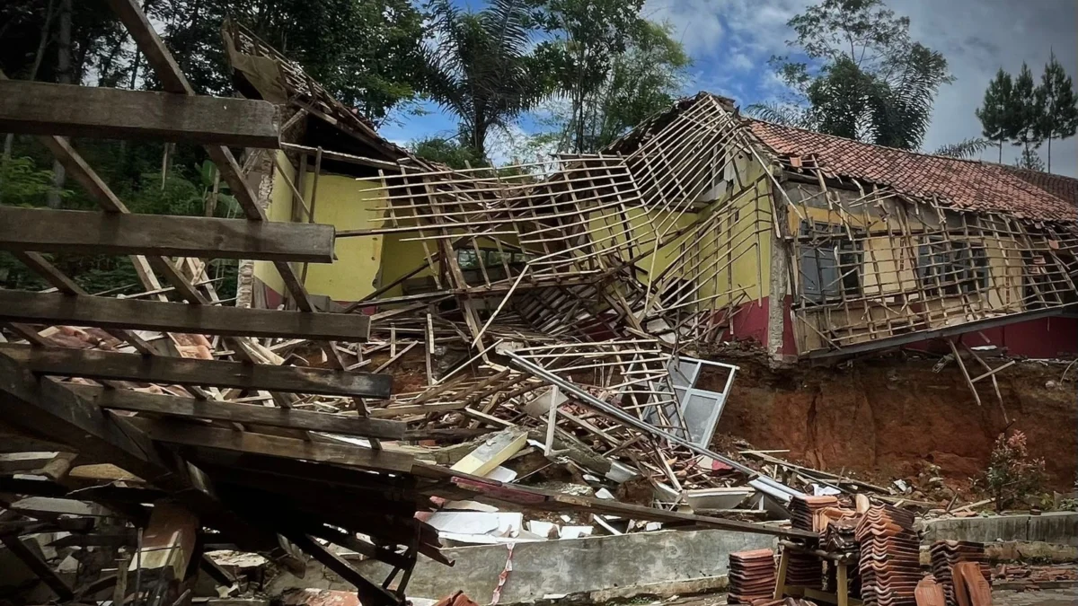 SDN I Babakan Talang di Desa Cibedug, Kecamatan Rongga, KBB ambruk akibat bencana pergerakan tanah. Selasa (5/3). Foto Jabarekspres/wit