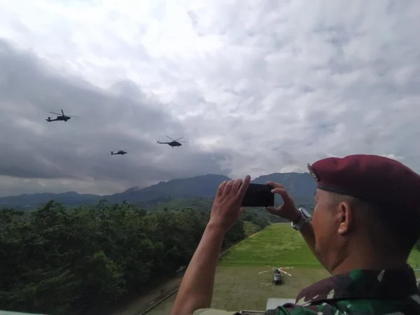 Sebanyak 8 helikopter perang milik TNI AD mengudara di atas langit Pegunungan Karst Citatah, Kecamatan Cipatat, KBB, Selasa (5/3).