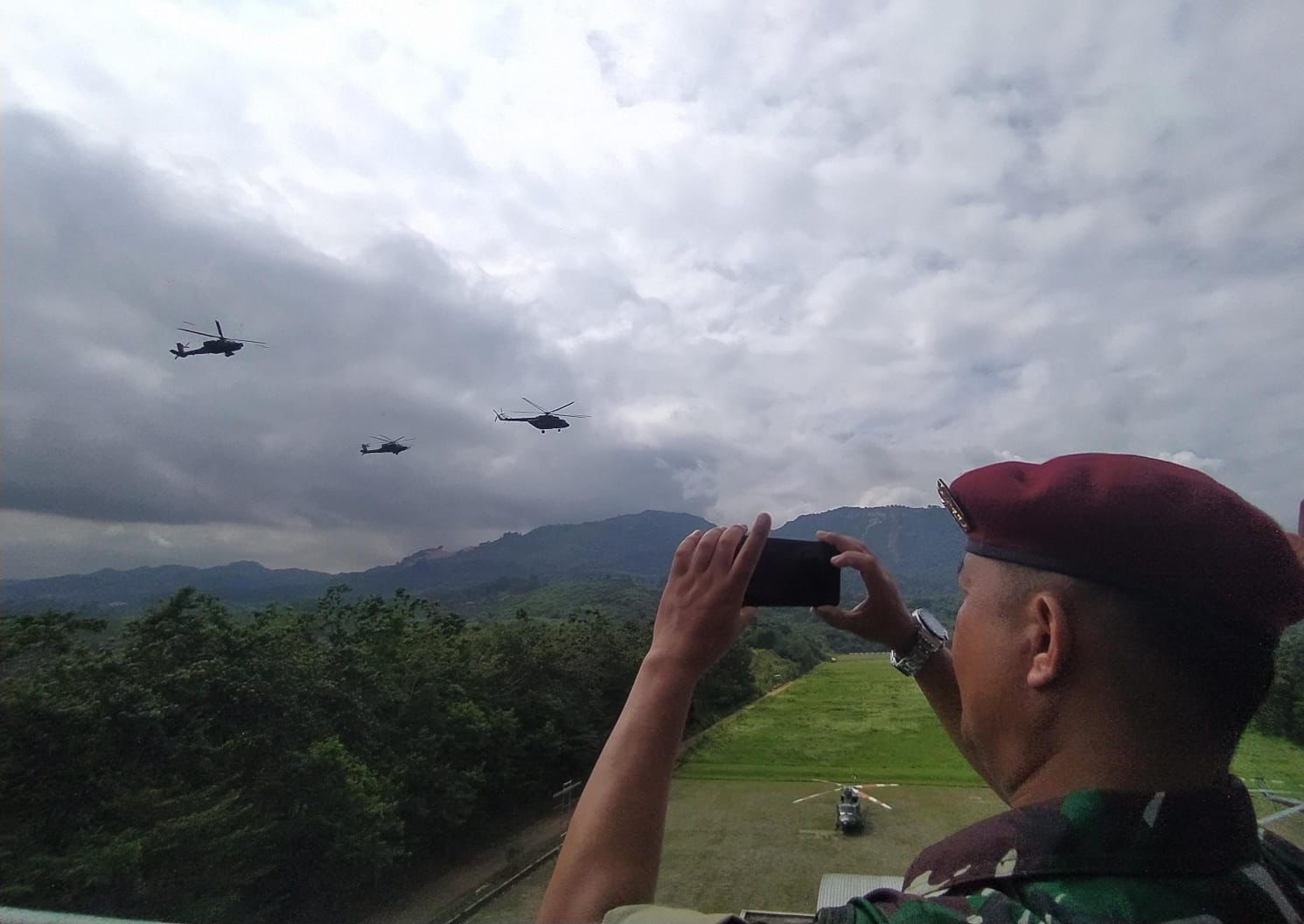 Sebanyak 8 helikopter perang milik TNI AD mengudara di atas langit Pegunungan Karst Citatah, Kecamatan Cipatat, KBB, Selasa (5/3).