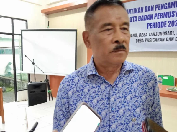Komisaris PT Persib Bandung Bermartabat (PBB), Umuh Muchtar saat ditemui di Kecamatan Tanjungsari, Kabupaten Sumedang. (Yanuar/Jabar Ekpres)