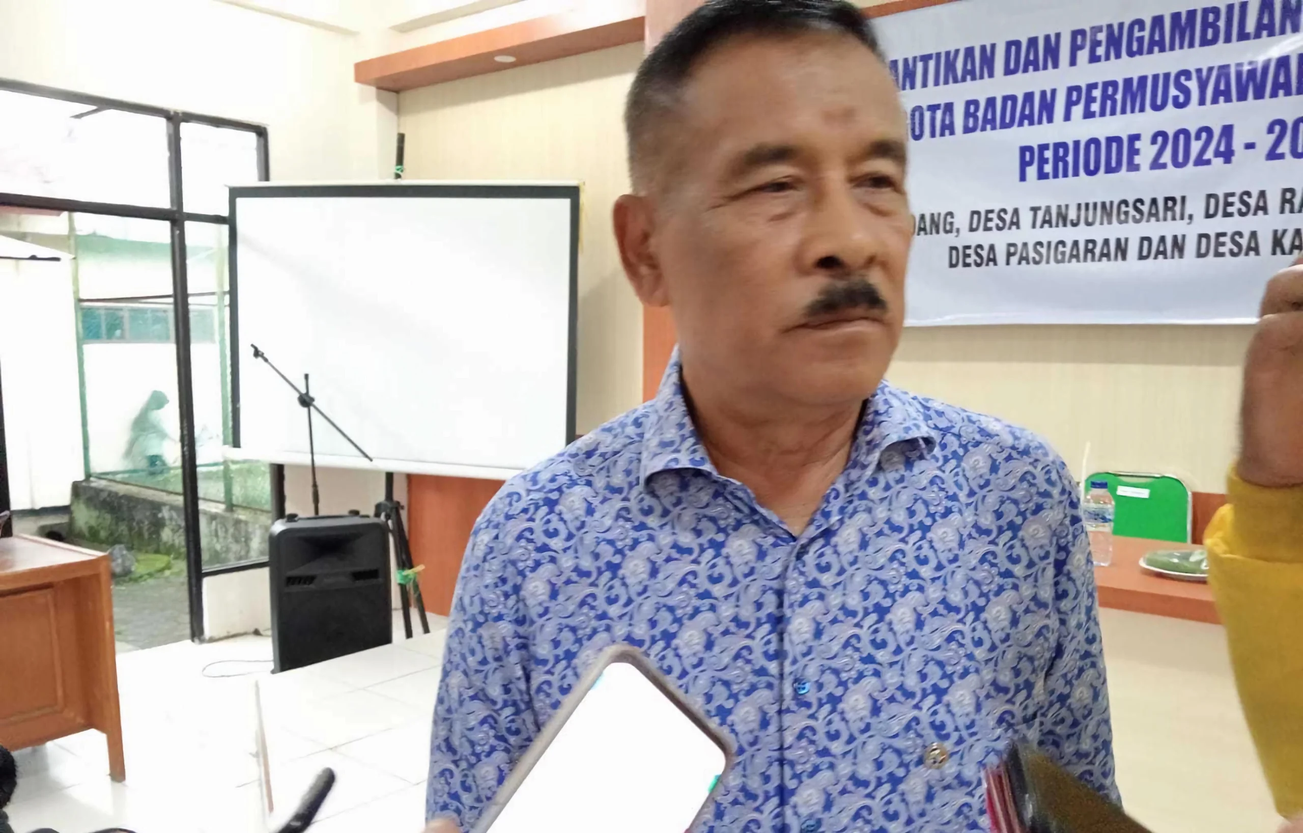 Komisaris PT Persib Bandung Bermartabat (PBB), Umuh Muchtar saat ditemui di Kecamatan Tanjungsari, Kabupaten Sumedang. (Yanuar/Jabar Ekpres)