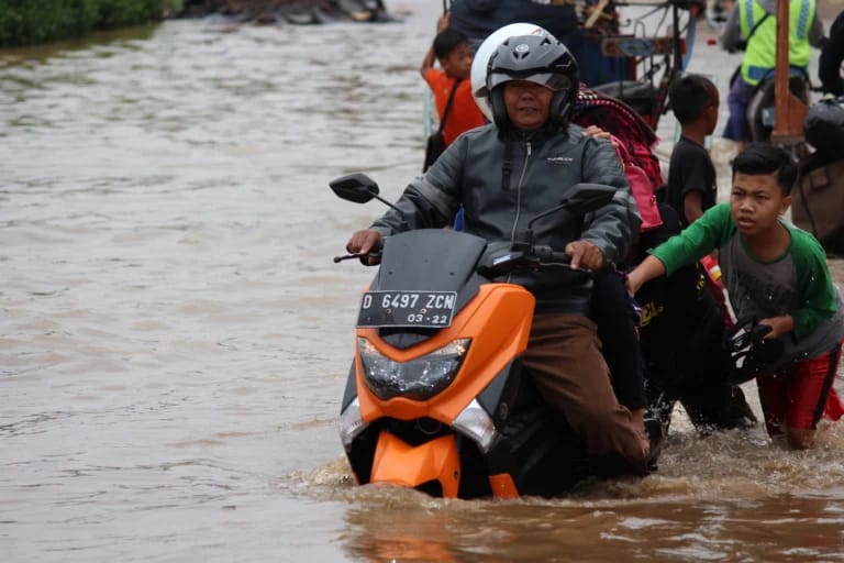 Ist. Banjir. Foto. Pandu Muslim Jabar Ekspres