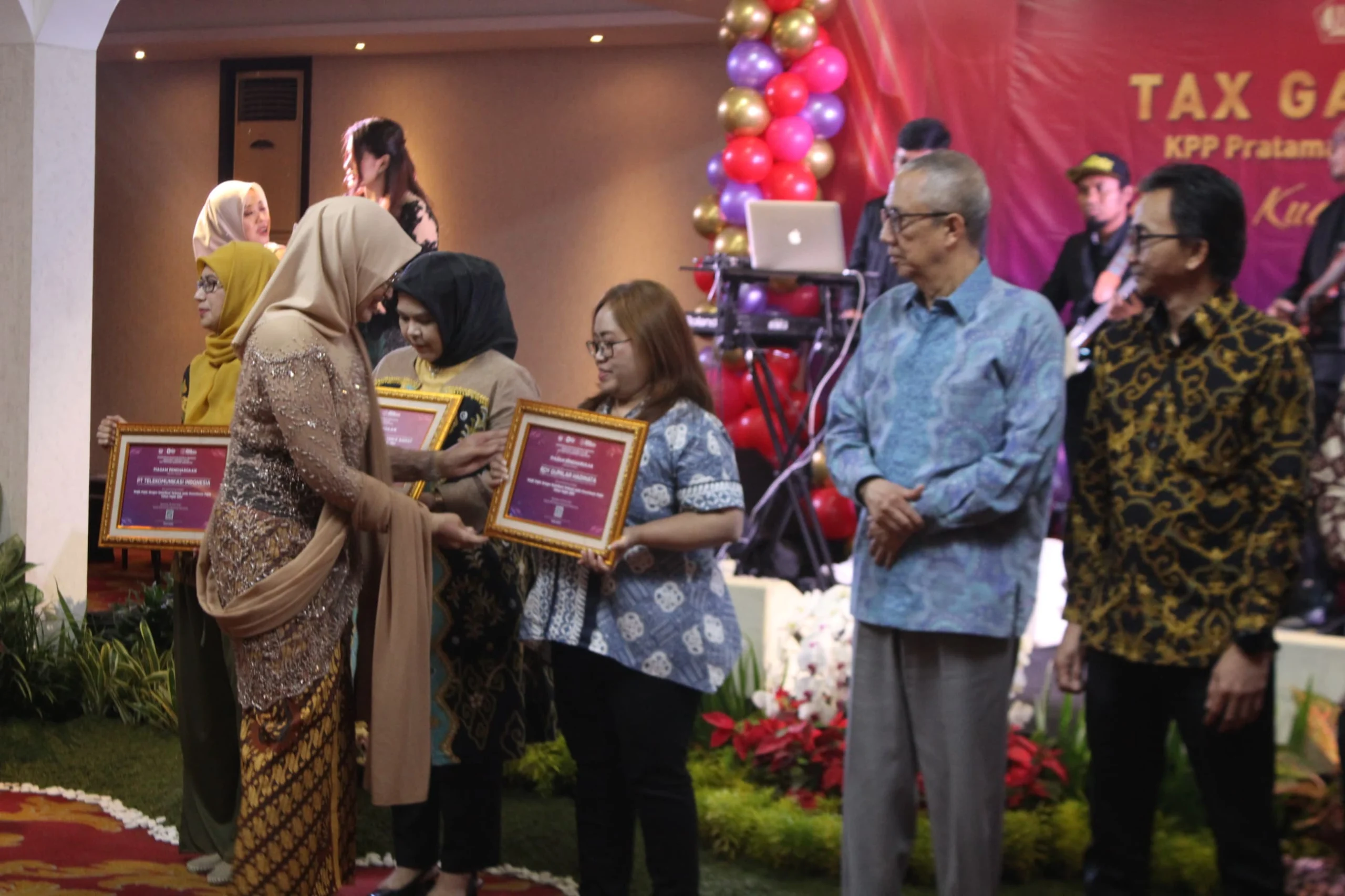 Kepala KPP Pratama Bandung Cibeunying Hasti Garini saat menyerahkan penghargaan ke sejumlah tokoh dan wajib pajak yang patuh, Rabu (6/3).