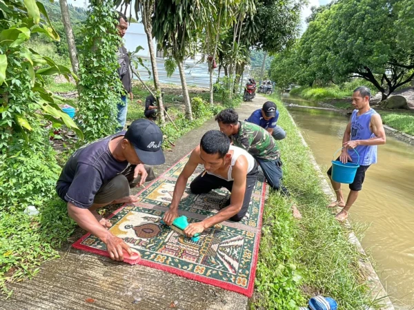 Pengurus Masjid Jami Al Ulumiyyah di Kampung Pojok, Desa Cigondewah Hilir, Kecamatan Margaasih, Kabupaten Bandung lakukan tradisi pencucian karpet masjid di DAS Ciwidey. Foto Agi Jabar Ekspres