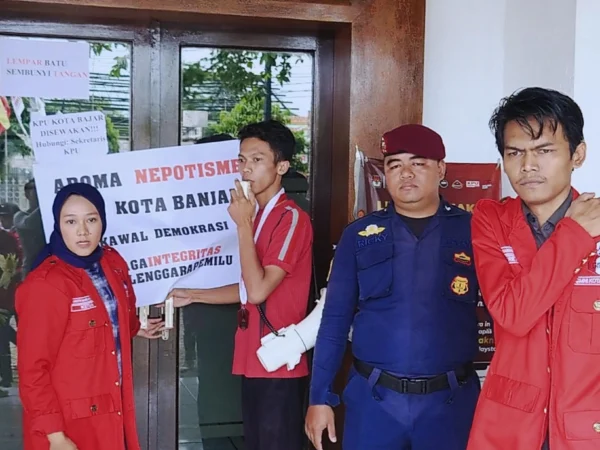 Aliansi mahasiswa menggeruduk dan menyegel kantor KPU Kota Banjar karena diduga tidak profesional dan melakukan praktek nepotisme dalam rekrutmen Tenaga Administrasi, Kamis 7 Maret 2024.