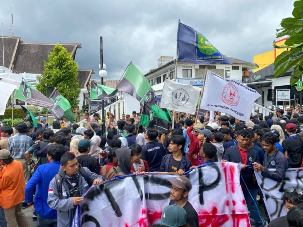 Aksi unjuk rasa dari Aliansi Mahasiswa Sukabumi Bergerak yang menuntut pengendalian harga beras oleh pemerintah di depan Kantor Wali Kota Sukabumi dan Gedung DPRD Kota Sukabumi, Kamis (7/3).