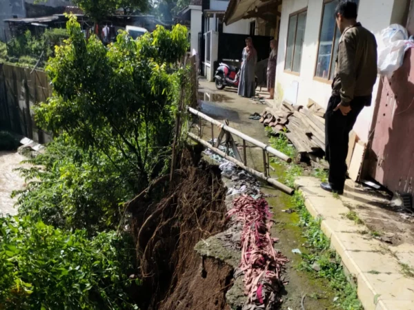 Pemukiman warga di RW15 Kampung Babakan Asih, Desa Babakan Peuteuy, Kecamatan Cicalengka, Kabupaten Bandung yang terancam longsor akibat bibir Sungai Cibodas kian terkikis.