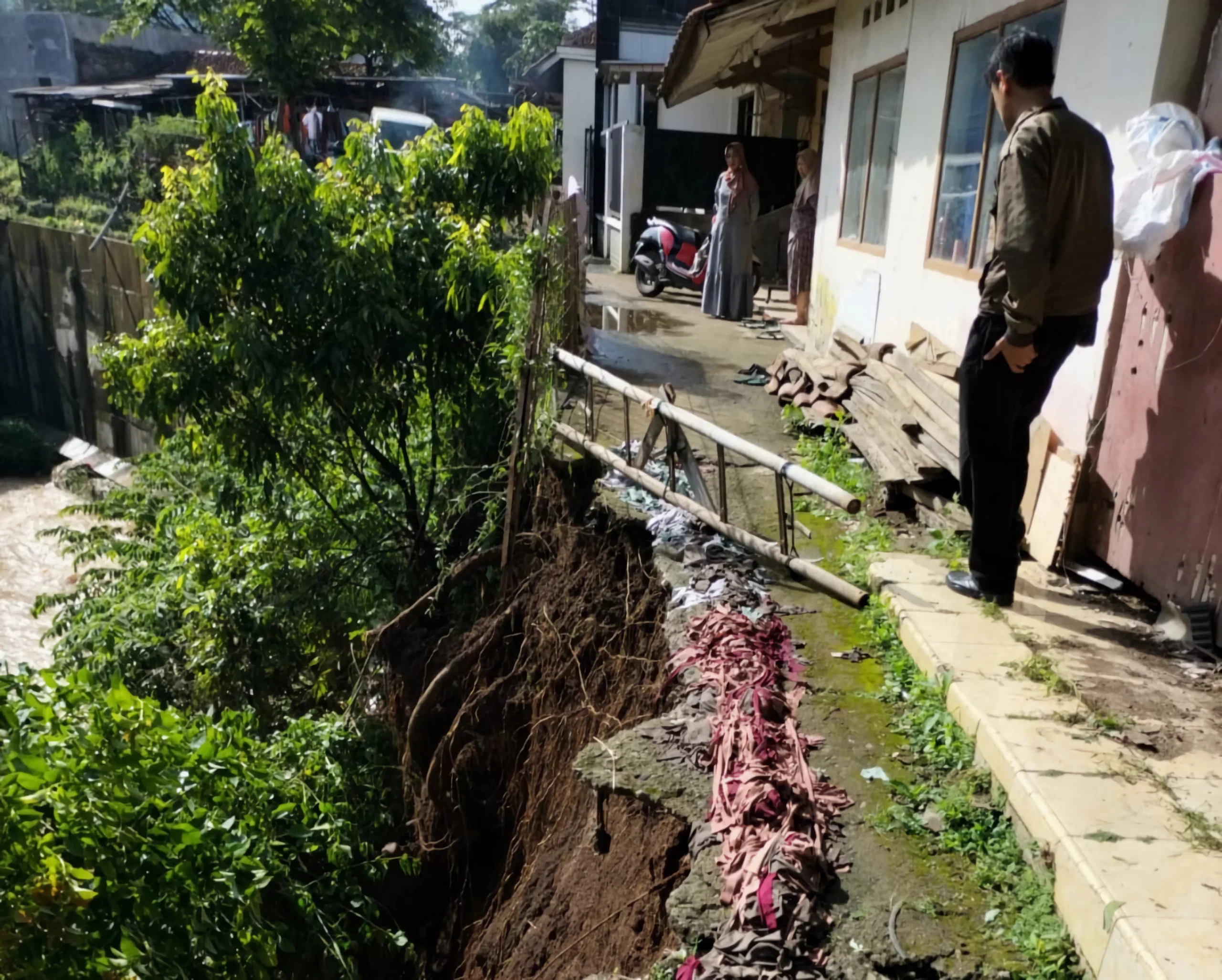 Pemukiman warga di RW15 Kampung Babakan Asih, Desa Babakan Peuteuy, Kecamatan Cicalengka, Kabupaten Bandung yang terancam longsor akibat bibir Sungai Cibodas kian terkikis.
