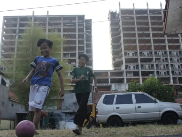 Potret kurangnya fasilitas olahraga di Kota Bandung. Anak-anak bermain sepakbola bukan pada tempatnya.