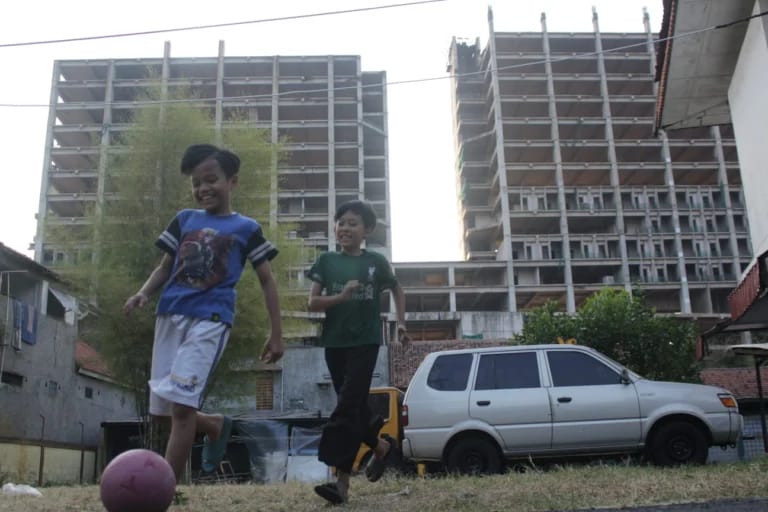 Potret kurangnya fasilitas olahraga di Kota Bandung. Anak-anak bermain sepakbola bukan pada tempatnya.