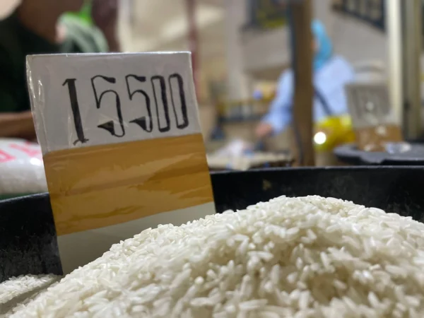 Beras jenis medium di Pasar Tradisional Padalarang, Bandung Barat turun Rp1.500, pedagang keluhkan daya beli masyarakat menurun. Jumat (8/3/2024). Foto jabarekspres
