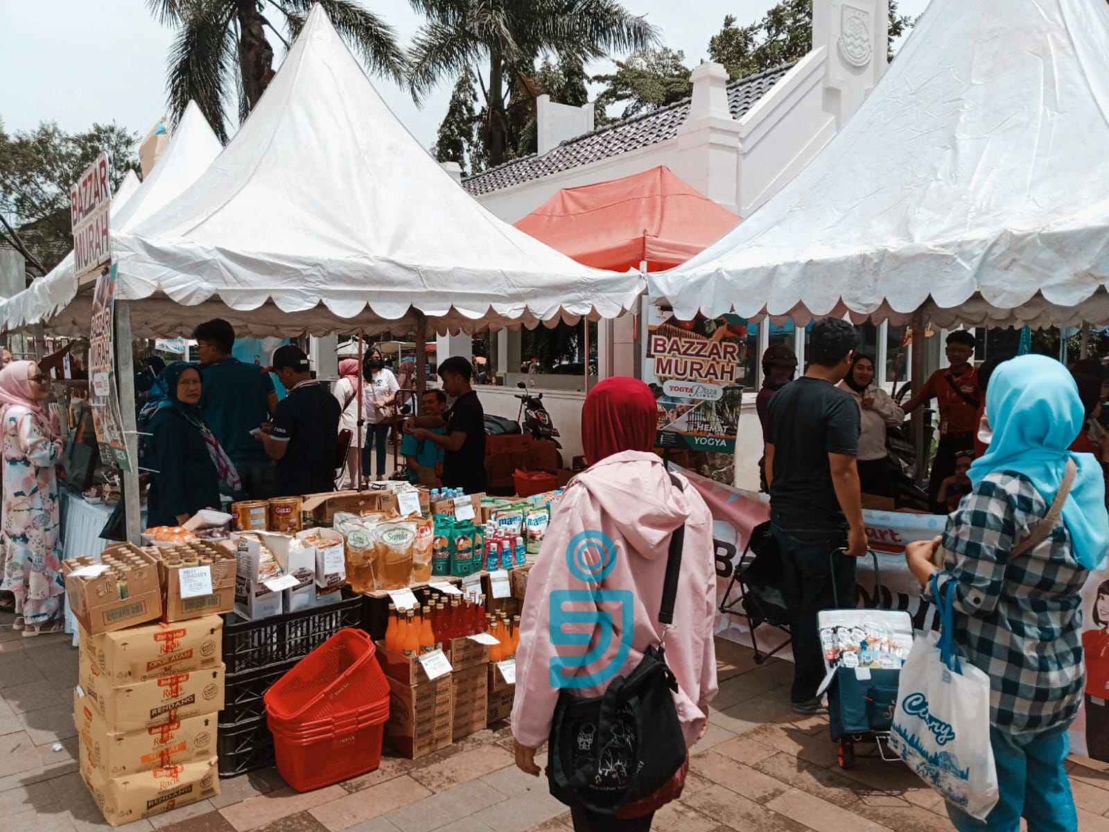 Doc. Sejumlah Stan Pasar Modern yang Dikerumuni oleh Masyarakat (Mong)