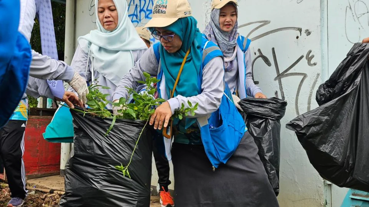 Dukung Aksi Bersih Negeri Bersama Menteri LHK, PLN UP3 Karawang Konsisten Jaga Lingkungan