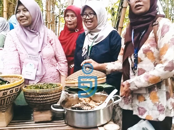 Pedagang di Festival Eko Wisata Cimahi sedang menjual salah satu makanan khas Cimahi yang berbahan singkong.