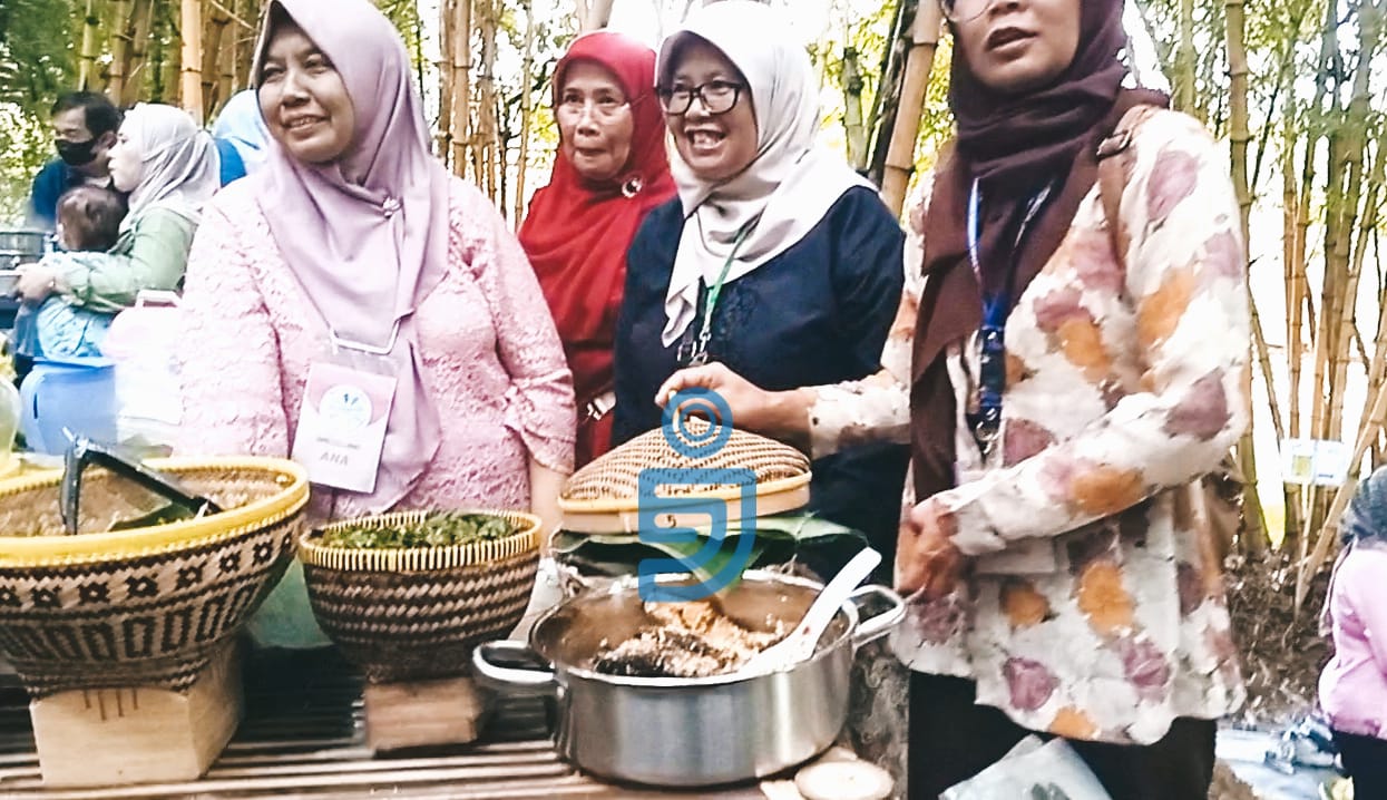 Pedagang di Festival Eko Wisata Cimahi sedang menjual salah satu makanan khas Cimahi yang berbahan singkong.