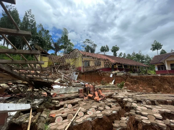 Kondisi SDN I Babakan Talang di Desa Cibedug, Kecamatan Rongga, KBB akibat bencana pergerakan tanah, Minggu (10/3).