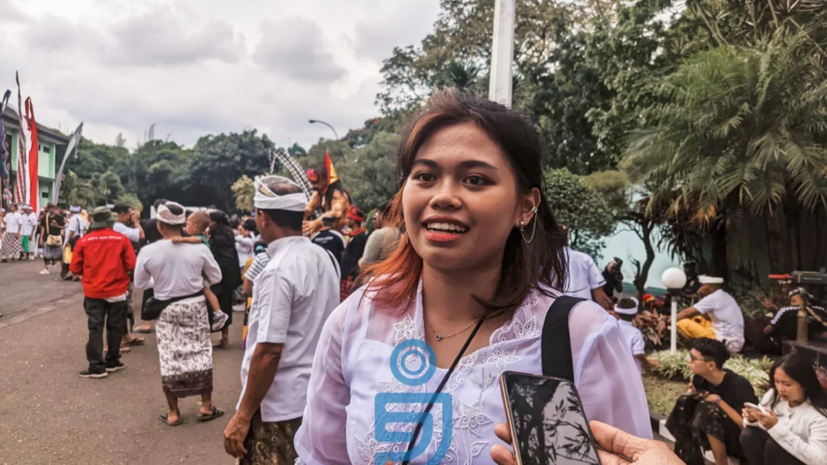 Komang Ayu Rosa Wulandari (19), salah seorang ummat Hindu Kota Cimahi, menyambut bahagia kegiatan pawai ogoh-ogoh yang perdana diadakan di Kota Cimahi, Minggu 10 Maret 2024.