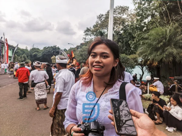 Komang Ayu Rosa Wulandari (19), salah seorang ummat Hindu Kota Cimahi, menyambut bahagia kegiatan pawai ogoh-ogoh yang perdana diadakan di Kota Cimahi, Minggu 10 Maret 2024.