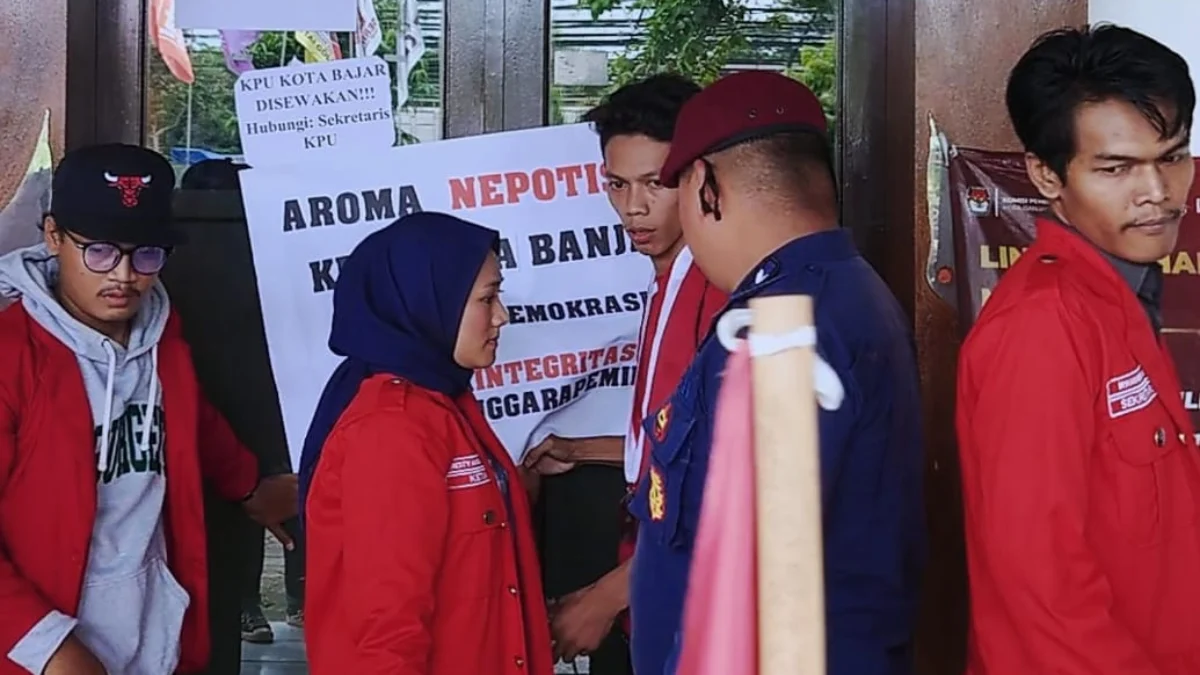 Mahasiswa menggeruduk dan menyegel kantor KPU Kota Banjar karena diduga ada praktek nepotisme dalam rekrutmen tenaga administrasi di Sekretariat KPU Kota Banjar, Kamis 7 Maret 2024.