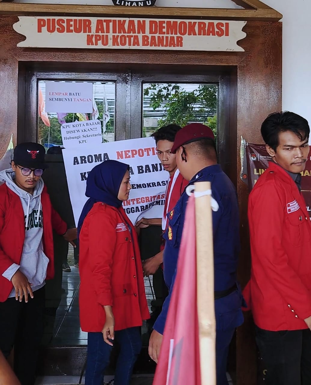 Mahasiswa menggeruduk dan menyegel kantor KPU Kota Banjar karena diduga ada praktek nepotisme dalam rekrutmen tenaga administrasi di Sekretariat KPU Kota Banjar, Kamis 7 Maret 2024.