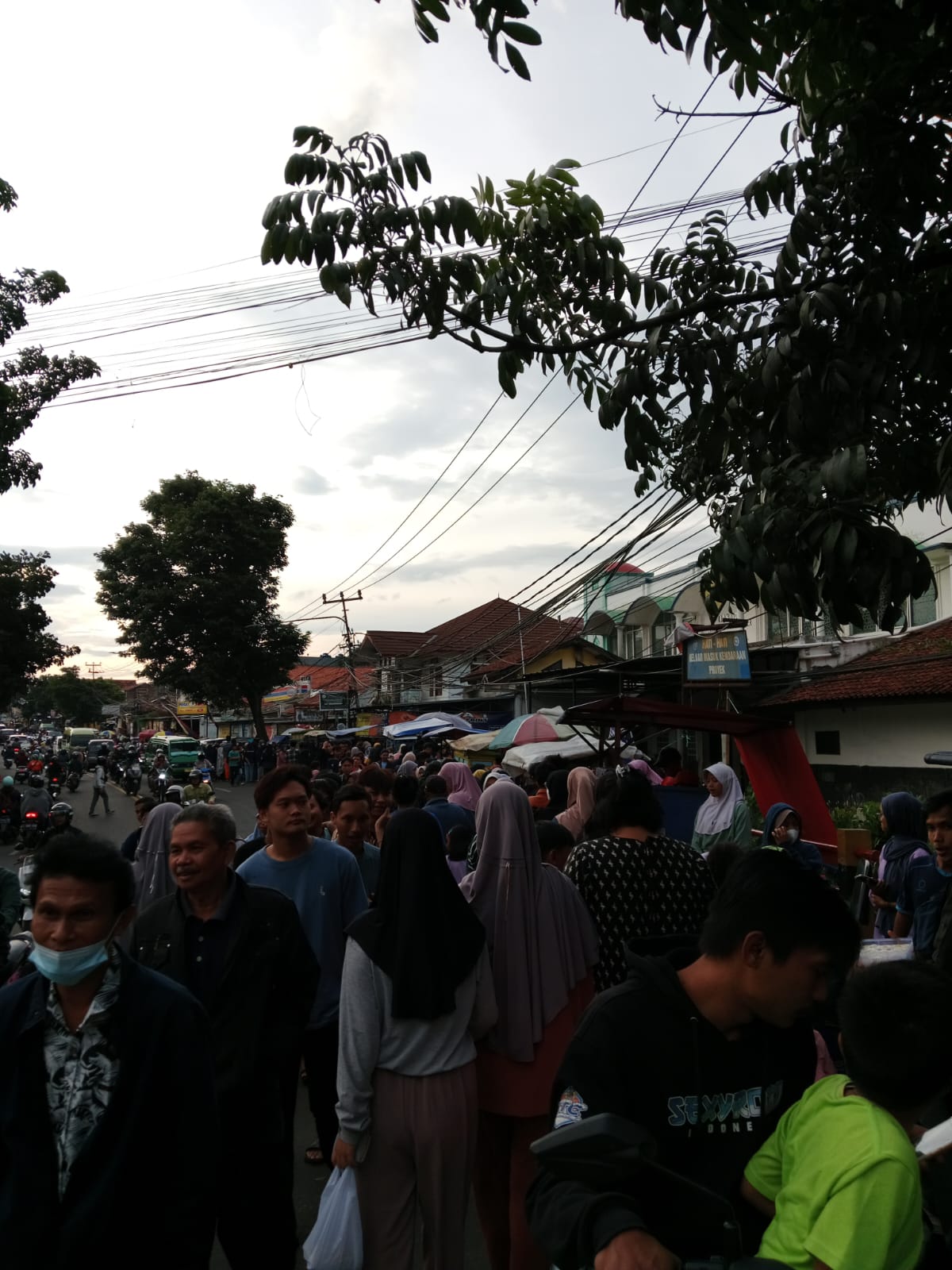 Tumpah ruah masyarakat untuk berburu takjil di depan UIN SGD Bandung, Selasa (12/3).