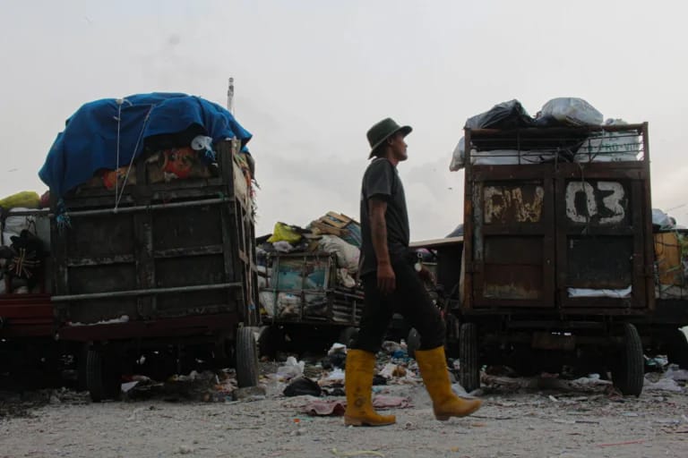 Ilustrasi: Sampah yang menumpuk di salah satu TPS di Bandung Raya akibat penyesuaian jam operasional TPK Sarimukti selama Ramadan.