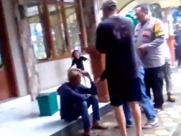 Terduga pelaku pencuri kotak amal saat diamankan oleh warga dan petugas kepolisian di Masjid Al Ihsan wilayah Pameungpeuk, Kabupaten Bandung. Foto Tangkapan Layar Video