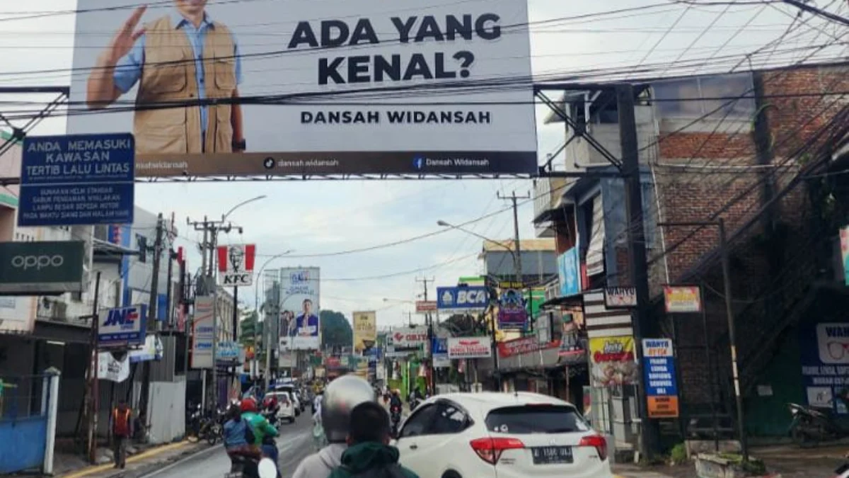Baliho Dansah Widansah tepasang di ruas Jalan Raya Lembang. Dansah digadang-gadang akan maju menjadi calon Bupati Bandung Barat namun masih malu-malu untuk menyatakan diri siap maju menjadi calon Bupati Bandung Barat. Jumat (15/3).