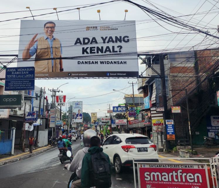 Baliho Dansah Widansah tepasang di ruas Jalan Raya Lembang. Dansah digadang-gadang akan maju menjadi calon Bupati Bandung Barat namun masih malu-malu untuk menyatakan diri siap maju menjadi calon Bupati Bandung Barat. Jumat (15/3).