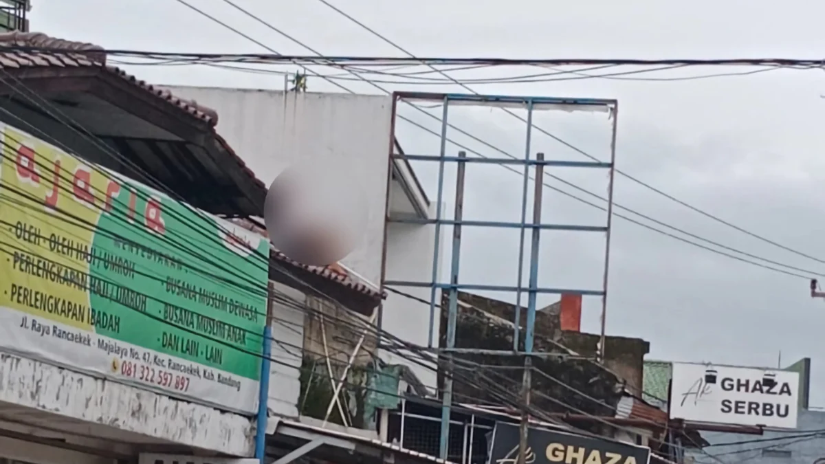 Seorang pria menjadi korban tersengat aliran listrik dari kabel PLN yang tidak terbungkus di area Jalan Raya Rancaekek-Majalaya, wilayah Desa Bojongloa, Kecamatan Rancaekek, Kabupaten Bandung.
