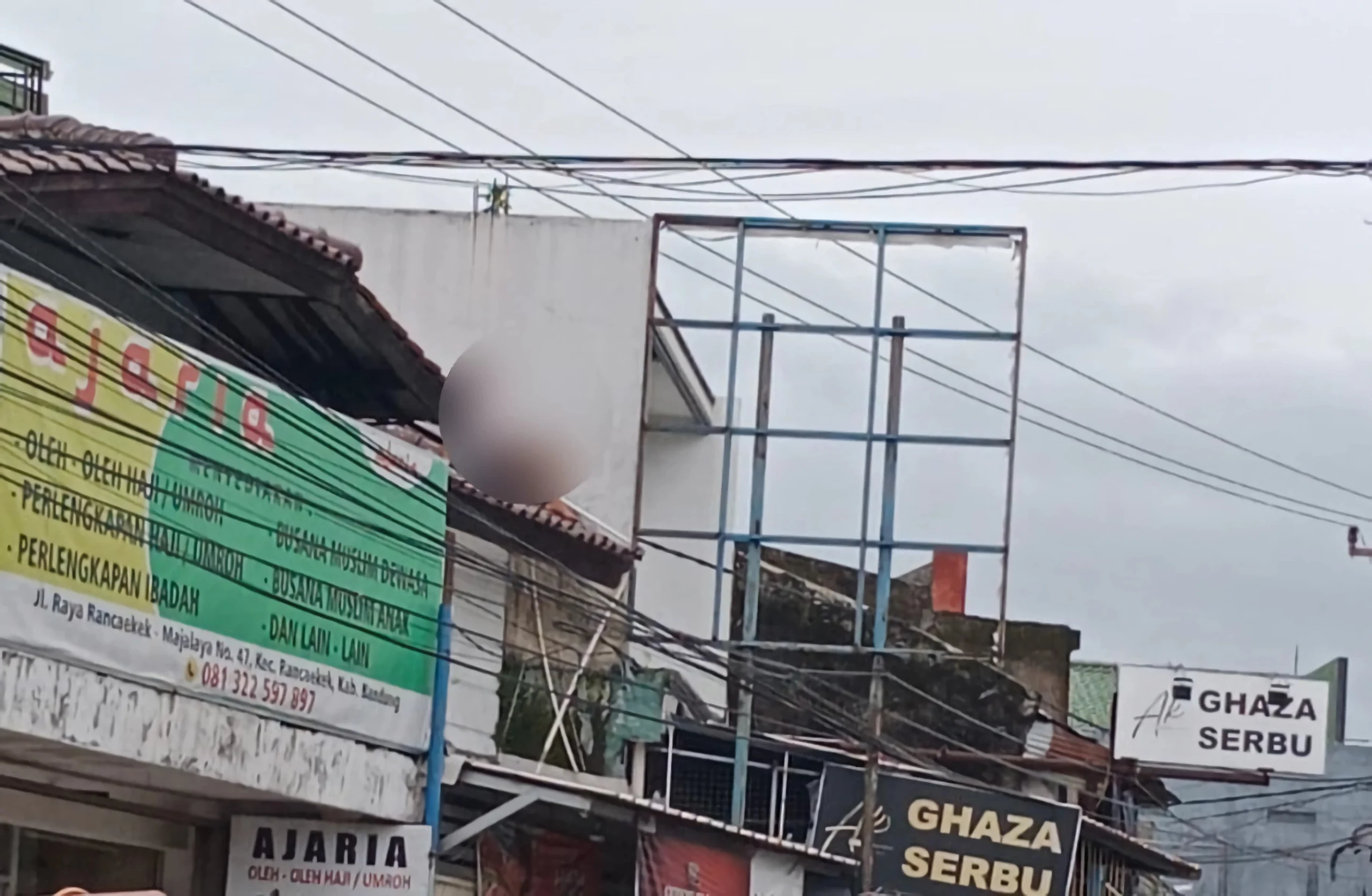 Seorang pria menjadi korban tersengat aliran listrik dari kabel PLN yang tidak terbungkus di area Jalan Raya Rancaekek-Majalaya, wilayah Desa Bojongloa, Kecamatan Rancaekek, Kabupaten Bandung.