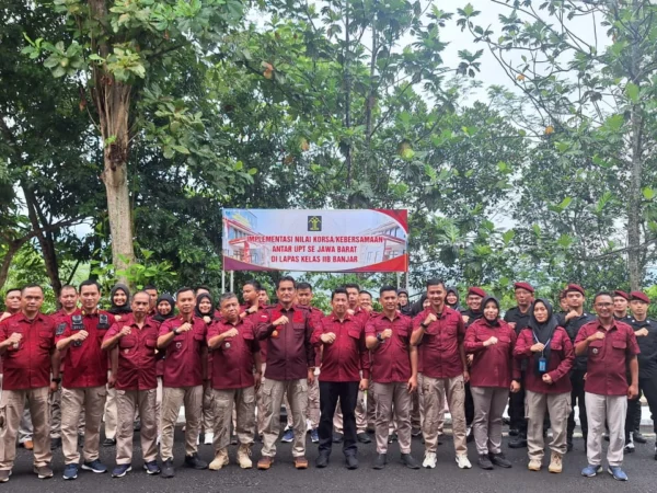 Para pegawai yang dipimpin masing-masing Kepala Lapas kelas llB Ciamis dan Banjar berfoto bersama usai kunjungan di Lapas Banjar, Jumat 15 Maret 2024.