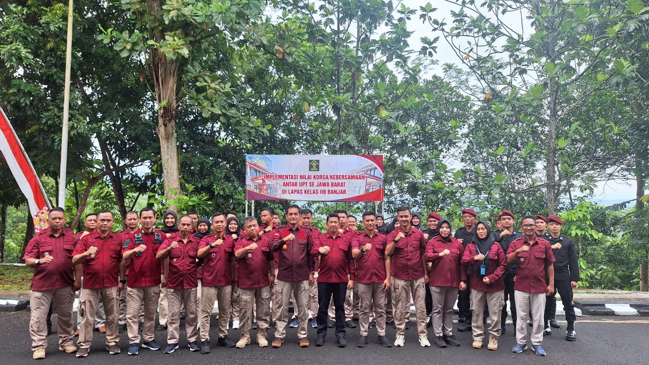 Para pegawai yang dipimpin masing-masing Kepala Lapas kelas llB Ciamis dan Banjar berfoto bersama usai kunjungan di Lapas Banjar, Jumat 15 Maret 2024.